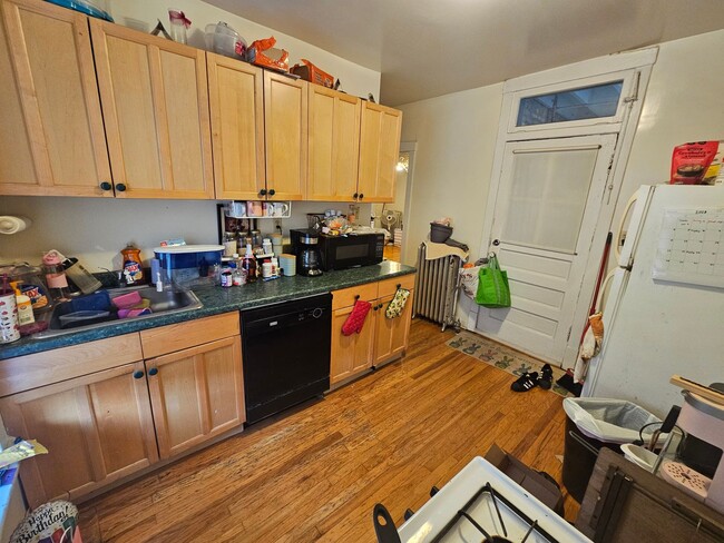 Building Photo - Lovely and Very Large Ravenswood Manor 1 BR