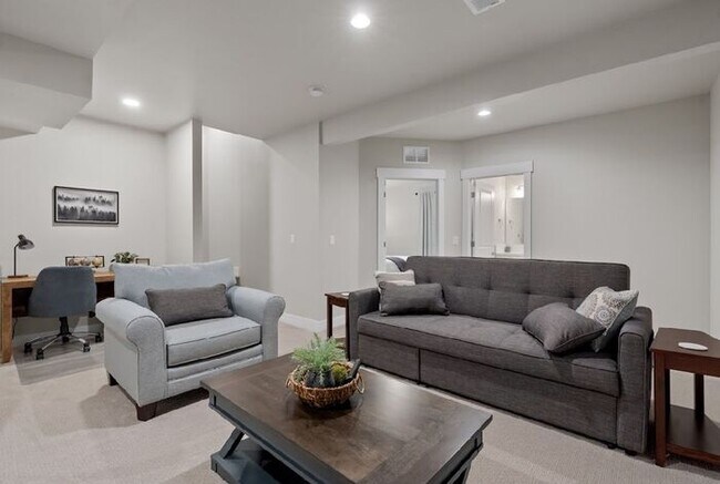 Building Photo - Gorgeous 3 bed/ 3.5 bath Condo At Heron La...