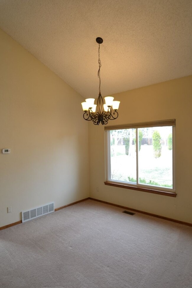 Building Photo - Mountain Shadows 3 Bedroom home with AC