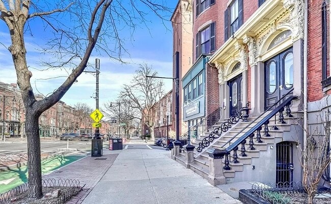 Building Photo - 654 Tremont St