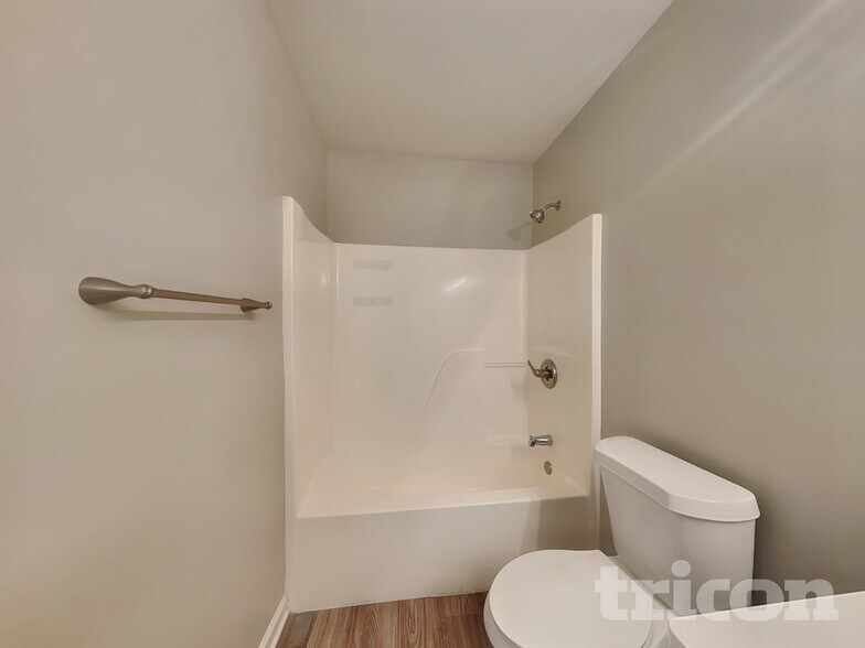 Building Photo - 705 Continental Dr