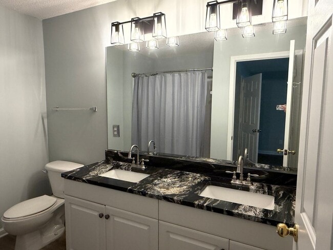 Building Photo - Beautifully renovated 3-bedroom, 2-bath condo located in Estates at Westbury