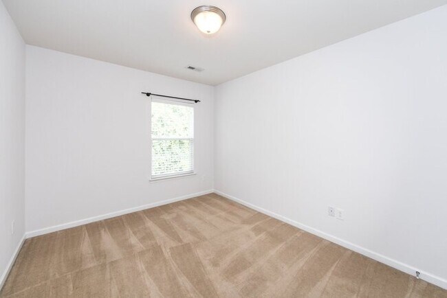 Building Photo - Beautiful 3BD/2.5BA Townhome in the Lions ...