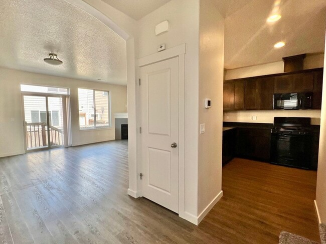 Building Photo - Beautiful Newer Built Home Central location!