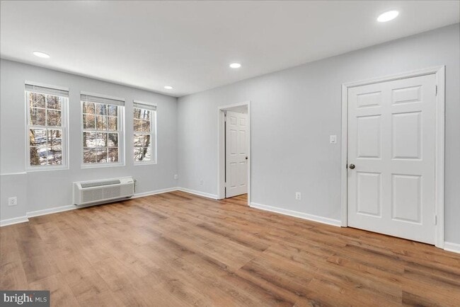 Building Photo - 1909 N Rhodes St