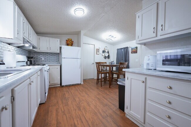 Building Photo - Modern 2-Bedroom/2 Bath Home