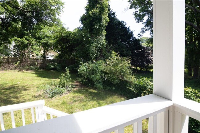 Building Photo - Newly Renovated 3/2 Feet From Atlanta Belt...
