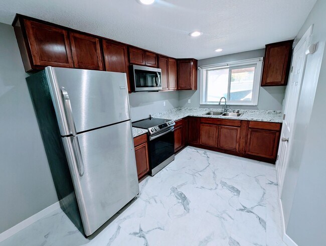 Building Photo - GORGEOUS Home!!!