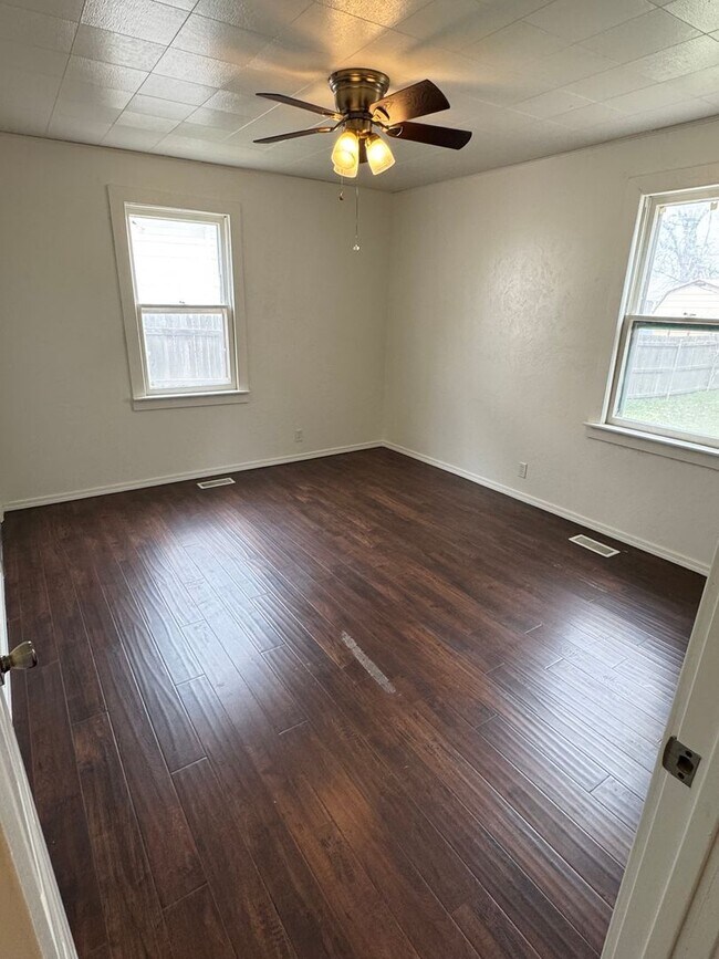 Building Photo - Adorable Rental Property Available in the heart of Guthrie.