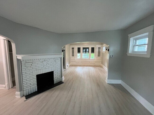 Building Photo - Three bedroom one bathroom home for rent