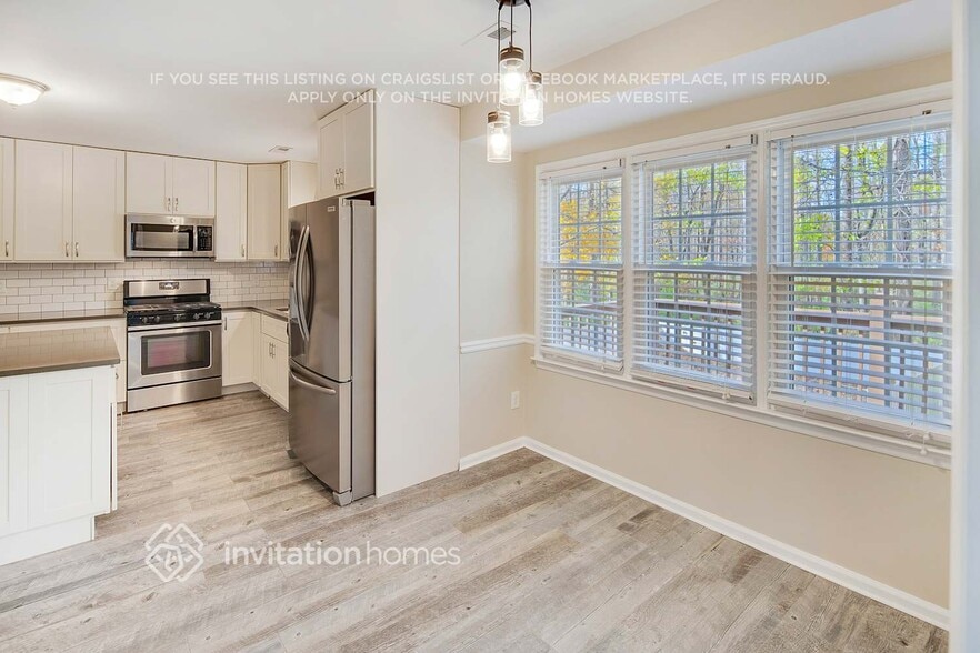 Building Photo - 9800 Fairlea Dr