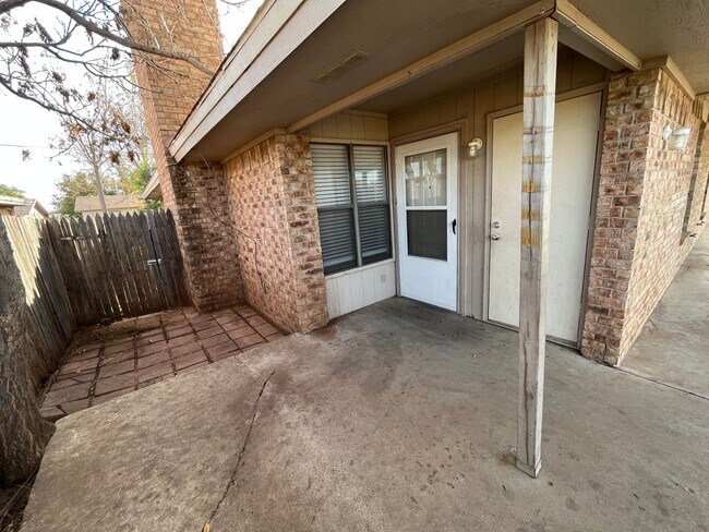 Primary Photo - Cute Duplex