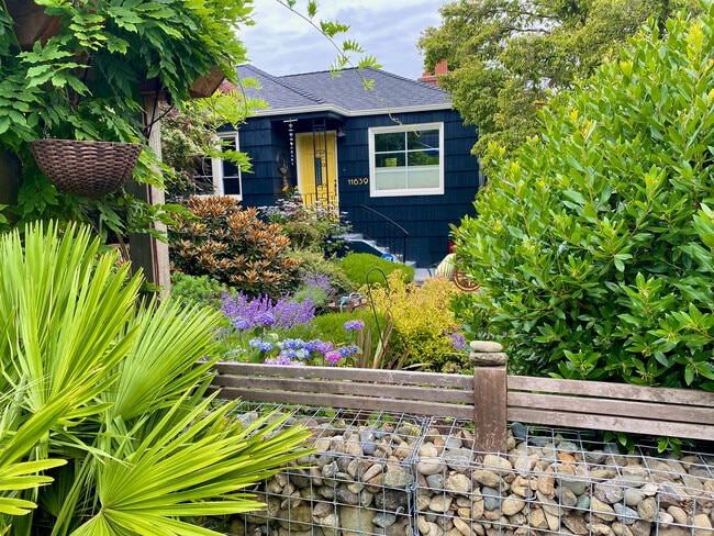 Building Photo - 11639 1st Ave NW