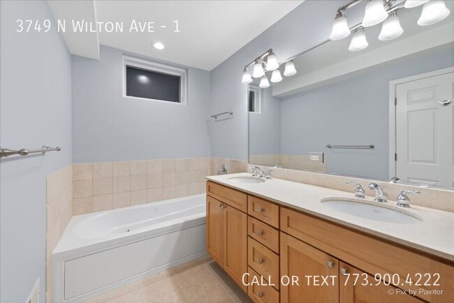 Building Photo - Wrigleyville 2 bed 2 bath with private ent...