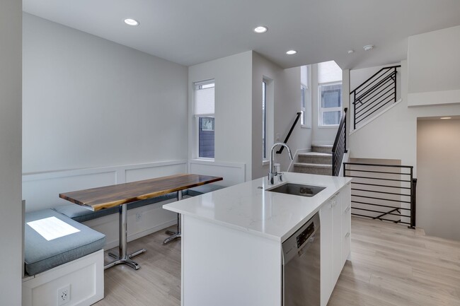 Building Photo - Townhouse in perfect Capitol Hill location!