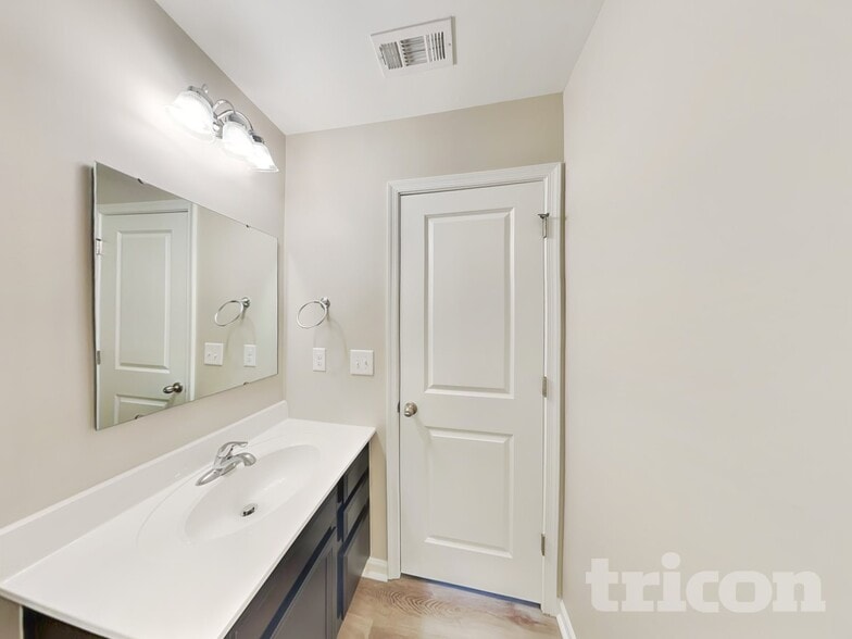 Building Photo - 1868 Belle Arbor Dr