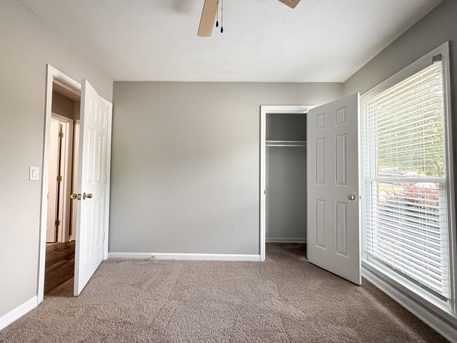 Building Photo - 5001 Sequoia Dr