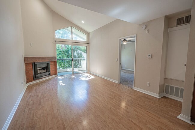 Building Photo - Warner Center 1 Bedroom Condo for Rent in Woodland Hills!
