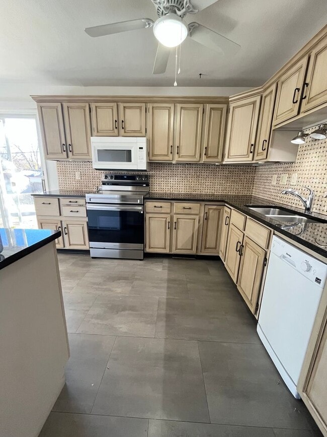 Building Photo - Spacious 2 Bed/2 Bath with Fenced in Yard!