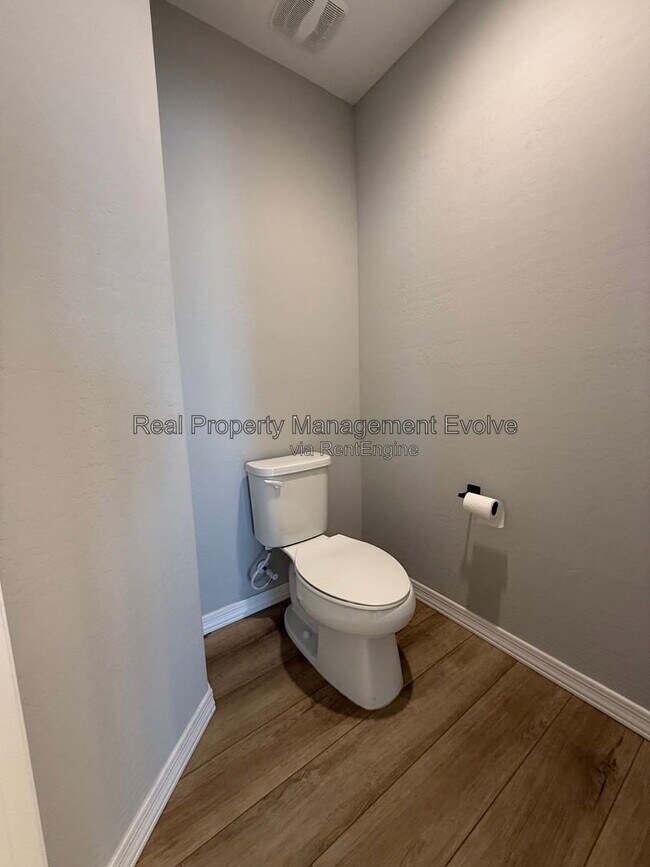 Building Photo - 5618 N 87th Dr