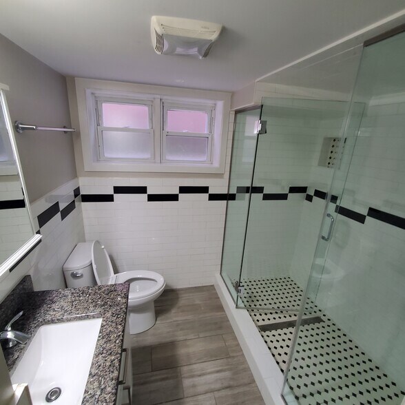 Building Photo - 8044 N Oriole Ave