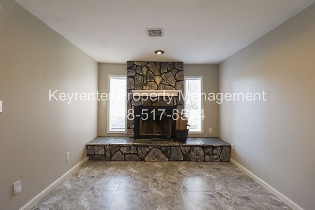 Building Photo - Cozy 2 Bedroom 1 Bathroom Home In Kendall-Whittier