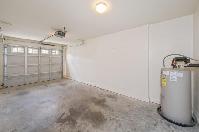 Building Photo - 715 Majestic Dr