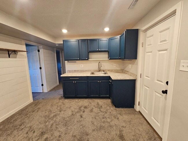 Building Photo - Spacious 4 Bed Bountiful Home | Central Location & Covered Parking