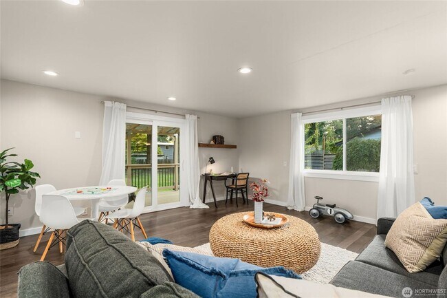 Building Photo - Classic Mid-Century Rambler with Modern Co...