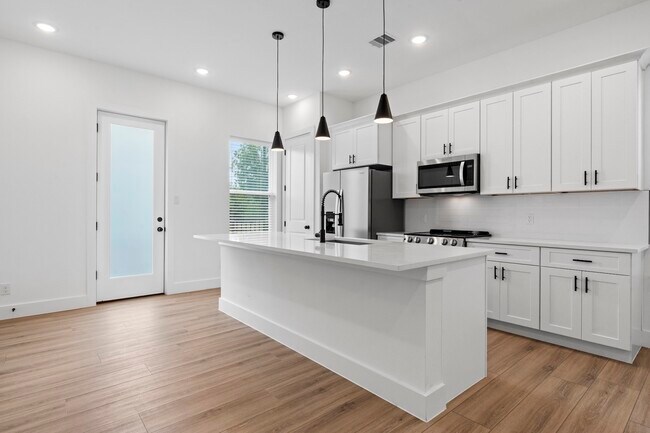 Building Photo - 9437 Pembrook St