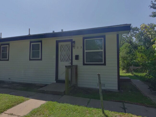 Building Photo - 601 N Gordon St