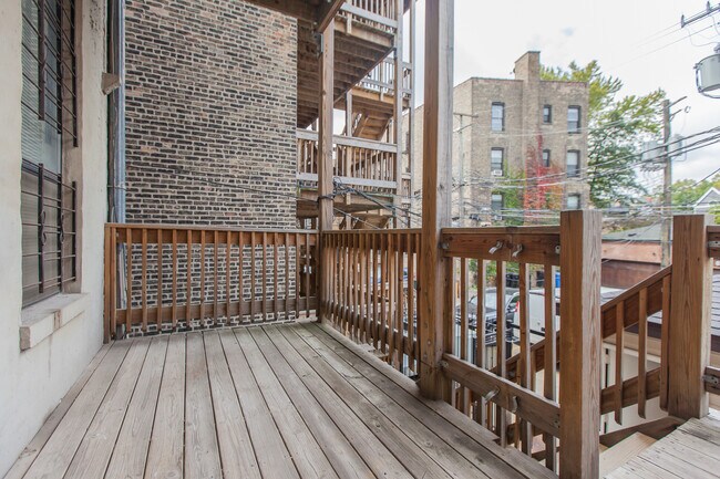 Building Photo - 2338 N Clark St