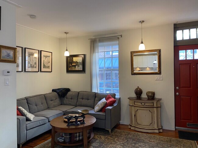 Living room area - 2208 Panama St