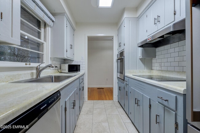 Building Photo - 1390 N Hills St