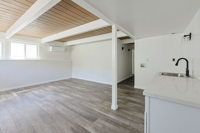 Building Photo - Spacious 5-Bedroom, 3-Bath Home – Convenie...