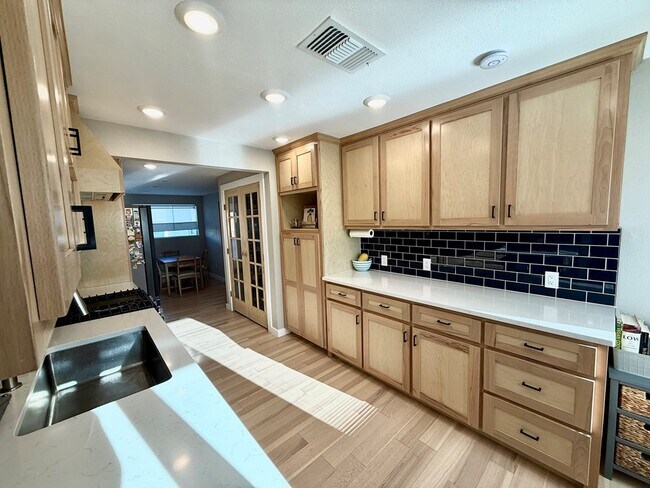 Building Photo - 200 Santa Rita Dr