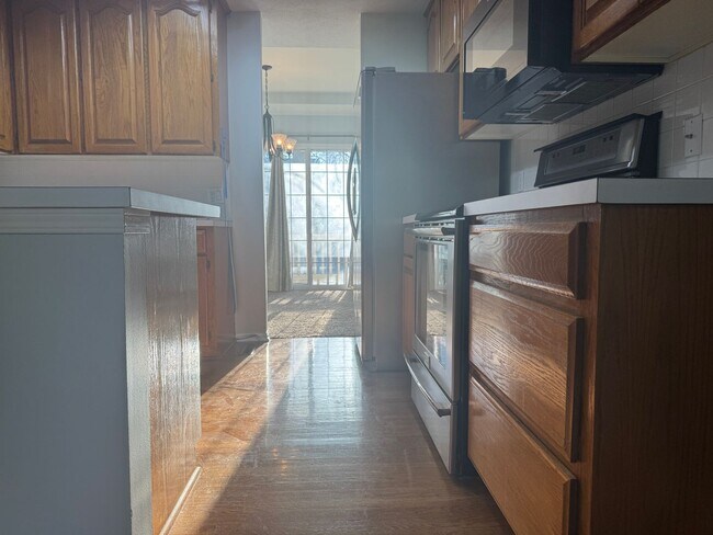 Building Photo - Spacious Papillion home with modern comfor...