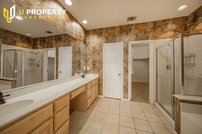Building Photo - Sweet townhome in the heart of Plano