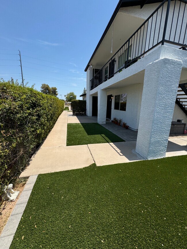 Building Photo - 366 N Delaware St