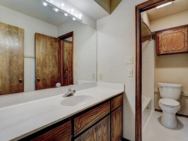 Building Photo - Beautiful 3bed/3bath Townhome Available in Westside Norman!!