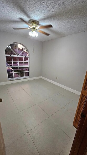 Building Photo - 5431 SW 143rd Ave