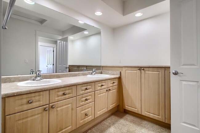 Building Photo - 4 Bedroom townhome in Broomfield