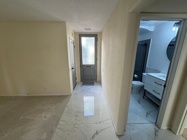 Building Photo - 2 Bedroom 1st Level Condo - SDSU AREA