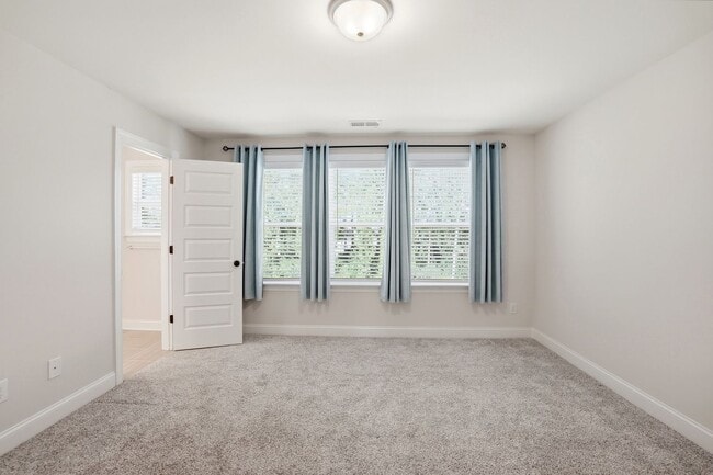 Building Photo - Stunning Home with Main-Level Bedroom, Gourmet Kitchen