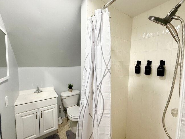 Building Photo - 1-Bedroom Apartment – Prime Poughkeepsie Location: Prime location!