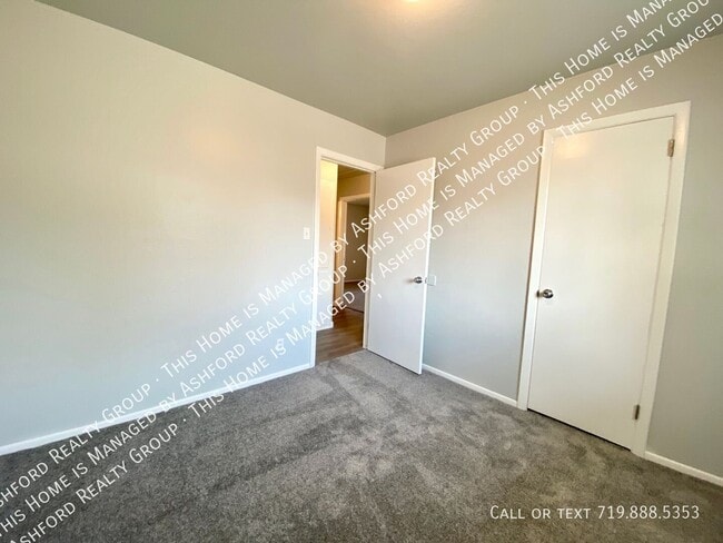 Building Photo - 2230 Ivanhoe Dr
