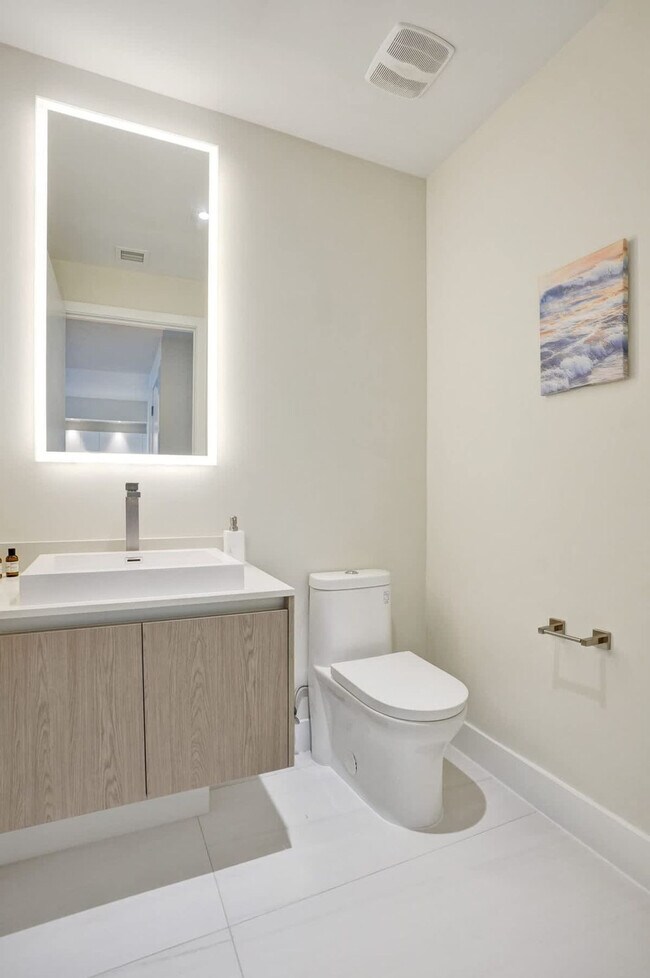 Building Photo - 3100 N Ocean Dr