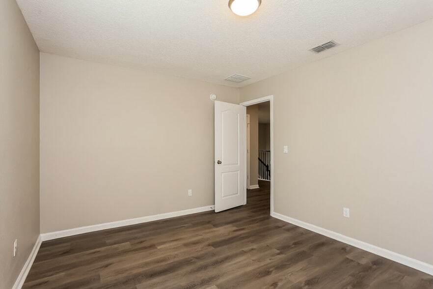 Building Photo - 646 Drysdale Dr