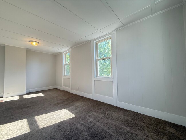 Building Photo - 208 Main St