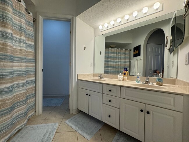 Building Photo - Gorgeous 3BD/2BA Waterfront Corner Unit in Gated Community!